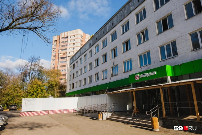 Здесь много разных сетевых магазинов | Источник: Тимофей Калмаков / 59.RU