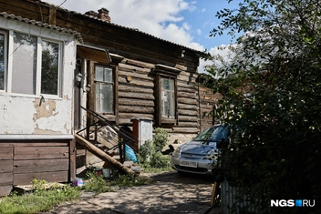 В бревенчатом доме сегодня живёт три семьи, но одна из квартир, считает Устин, захвачена незаконно — с её жителями он не общается | Источник: Александр Ощепков / NGS.RU