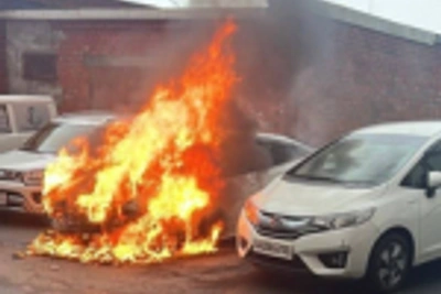 Toyota Prius сгорел во Владивостоке