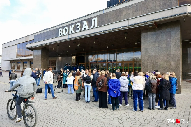Многие ждут родных и волнуются | Источник: Михаил Шилкин