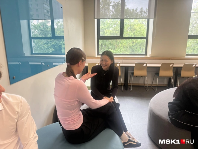 Одноклассницы поддерживают друг друга | Источник: Мария Сидорова / MSK1.RU