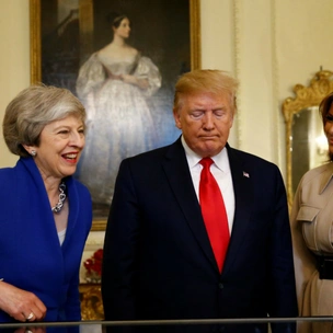 Что не так с подарком Терезы Мэй Мелании Трамп