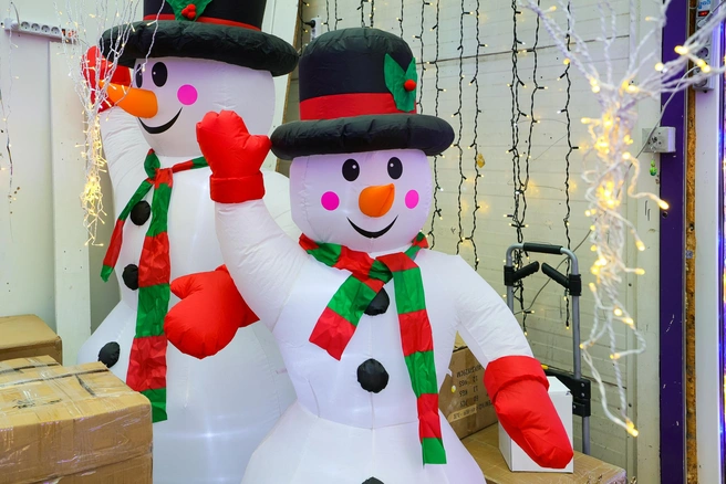 Внешний вид снеговика отличается от традиционного: вместо морковки используется яркий дорожный конус, а глаза и пуговицы выполнены аэрозольной краской | 142.ru