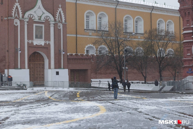 Начинается разметка со стороны Манежной площади | Источник: Дмитрий Толстошеев / MSK1.RU