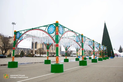 В Ставрополе украшают площадь Ленина к Новому году