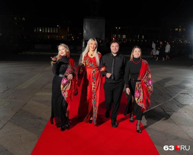 Кажется, мы знаем, кто задал главный тренд этого вечера. Браво за смелость и безупречный вкус! | Источник: Илья Рязанов