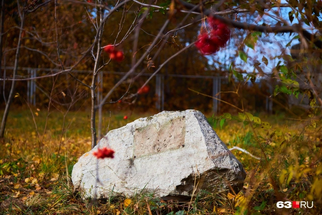 Концом карьеры Жидкова стал именно этот камень. На нем была повреждена табличка | Источник: Роман Данилкин / 63.RU