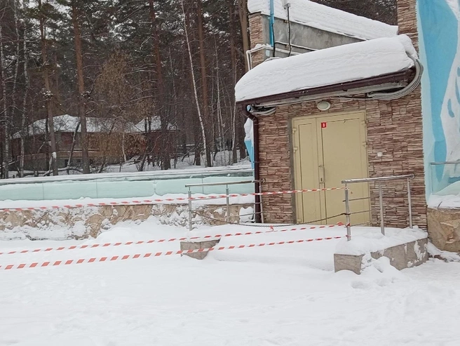 Сигнальные ленты у вольера были замечены посетителями ещё в декабре 2025 года | Источник: Анатолий Фрумгарц