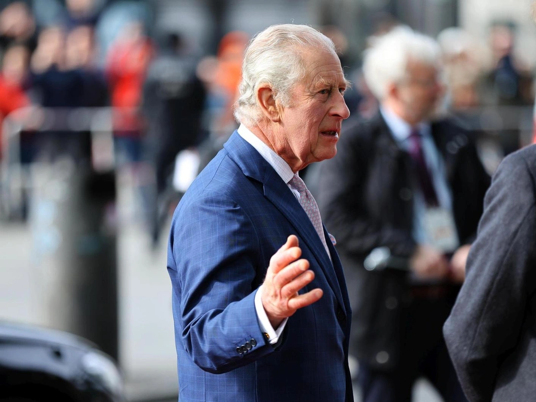 Безвкусица: что не так с новым приглашением Карла III на коронацию | marieclaire.ru