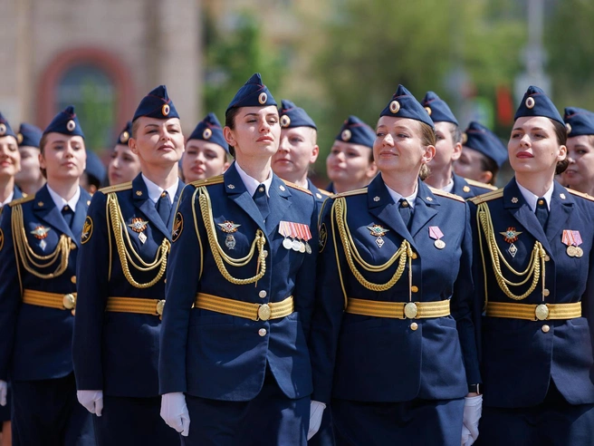 В параде участвовали и женские военные расчеты. | Источник: Алексей Волхонский / V1.RU