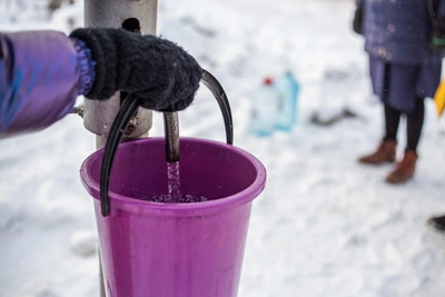 Волонтеры собирают бочки для воды в замерзающем Бодайбо