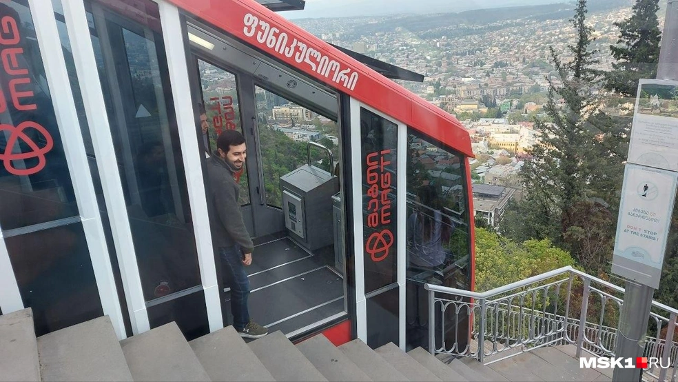 Вагончик делает остановку посередине маршрута, подъем очень крутой | Источник: Анна Голубницкая / MSK1.RU