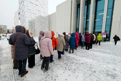 Organizers Explain Queues at Art World Exhibition