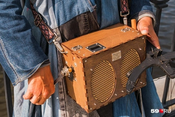 Над набережной разносятся звуки шарманки. Это электронный современный инструмент, стилизованный под старину. В ней есть карта памяти, на которой около сотни треков. Артур помнит их порядок наизусть | Источник: Тимофей Калмаков / 59.RU
