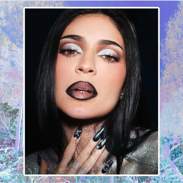 Кайли Дженнер удивила фанатов ярким макияжем с черными губами | Источник: theGirl