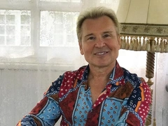 Нестареющий Александр Малинин в третий раз стал дедом