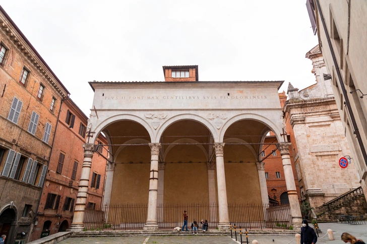 Лоджия торговли (Loggia della Mercanzia) в итальянской Сиене | Источник: ColorMaker via Shutterstock/Fotodom.ru