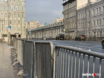 Недалеко от Кремля поставили заборы | Источник: Серафима Путиева / MSK1.RU