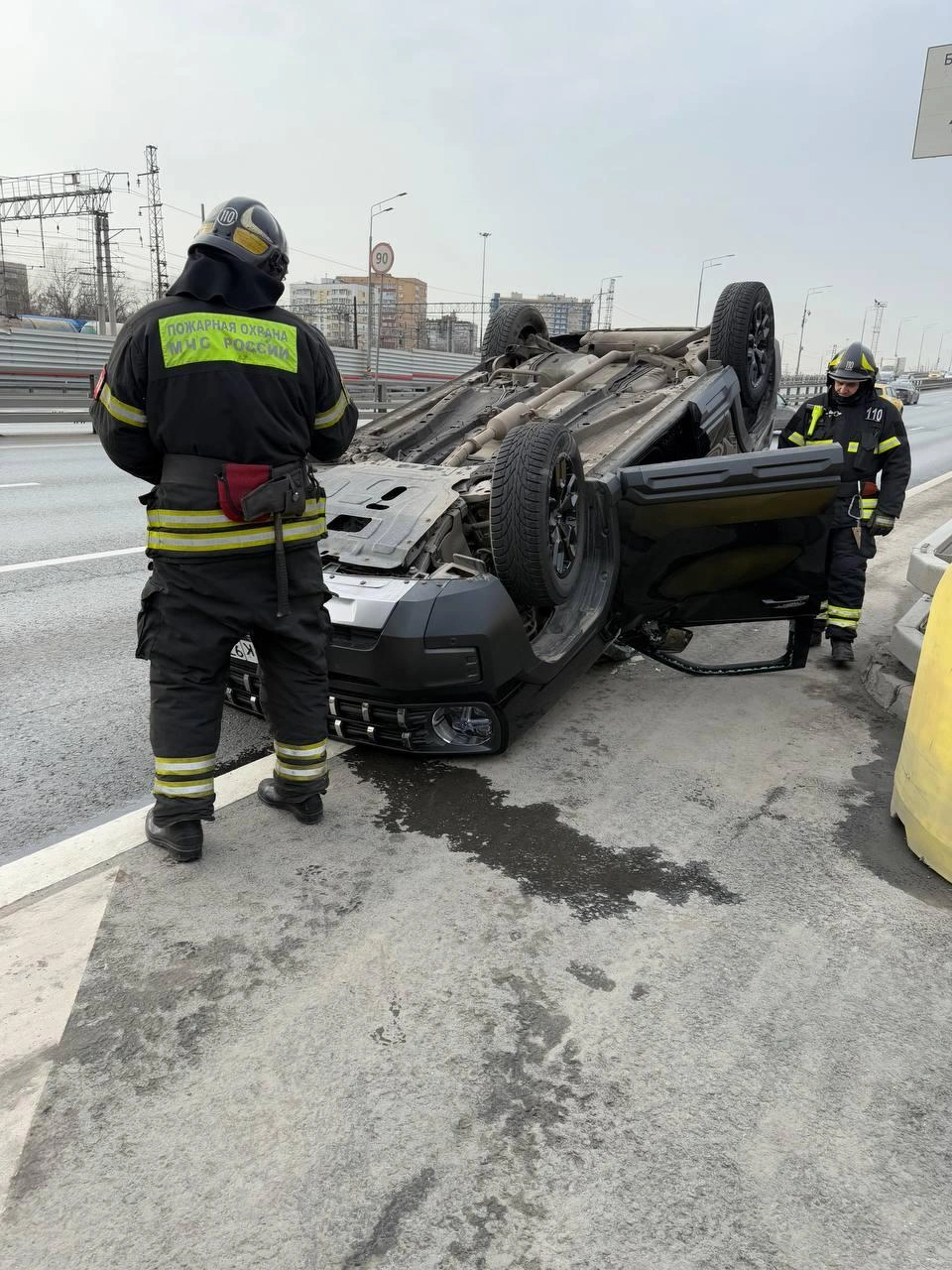 Фото с одного из выездов на ДТП. Как перевернулась машина, неизвестно, но водитель отделался только ссадинами на пальце | Источник: Заметки медика / Telegram