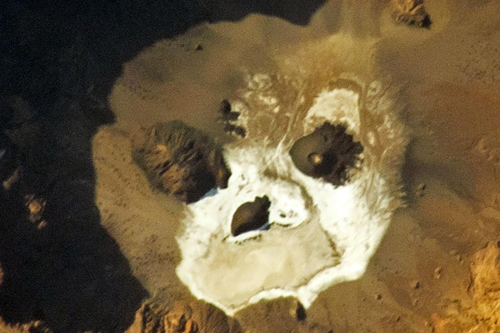 Жуткий череп посреди Африки: что на самом деле сфотографировал астронавт с МКС?