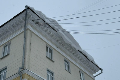 Метровые сугробы на крыше возмутили новосибирцев