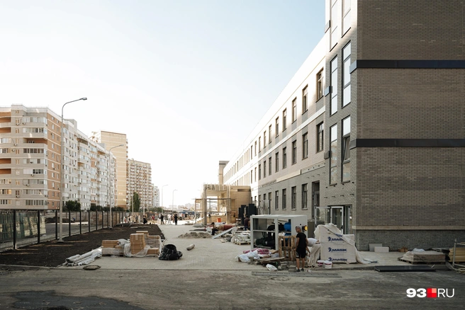 Так поликлиника выглядела в начале сентября. Сейчас внешне она почти готова | Источник: Дарья Паращенко / 93.RU