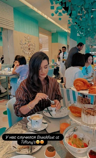 Ксения завтракает в ресторане The Blue box cafe