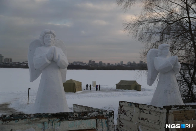 На подходе к купели в этом году установили снежные скульптуры ангелов | Источник: Александр Ощепков