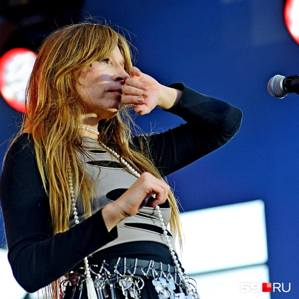 Момент, когда певица расчувствовалась, исполняя песню «Бегала-бегала» | Источник: Ирина Тропина / 59.RU