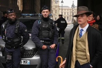 Ограбление Лувра: кто его совершил, что было украдено и как похищение украшений превратили в мемы