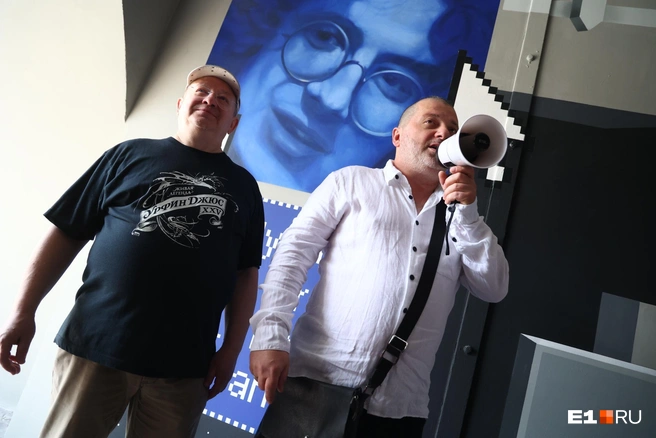 Вадим Самойлов участвовал в открытии екатеринбургского «перехода Цоя», посвященного истории свердловского рока. Слева — музыкант и композитор Александр Пантыкин | Источник: Владислав Лоншаков / E1.RU