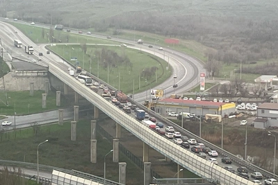 Утренняя авария парализовала танцующий мост в Волгограде