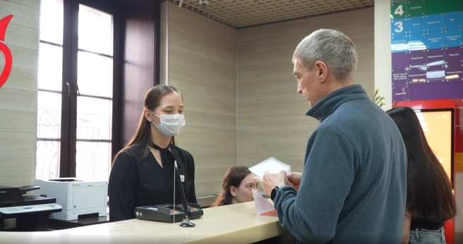 Чтобы выживать в таком графике, Андрей не забывает своевременно проверять здоровье | Источник: CHITA.RU