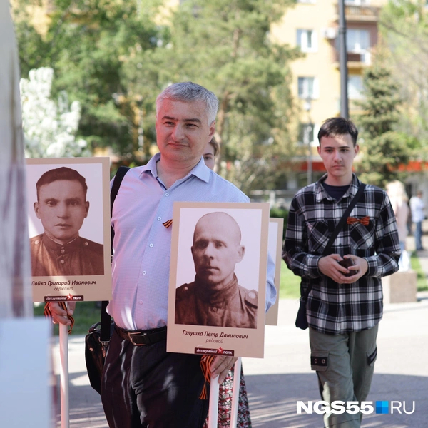 Многие пришли на бульвар с фотографиями родственников, участвовавших в Великой Отечественной войне | Источник: Кирилл Башинский / NGS55.RU