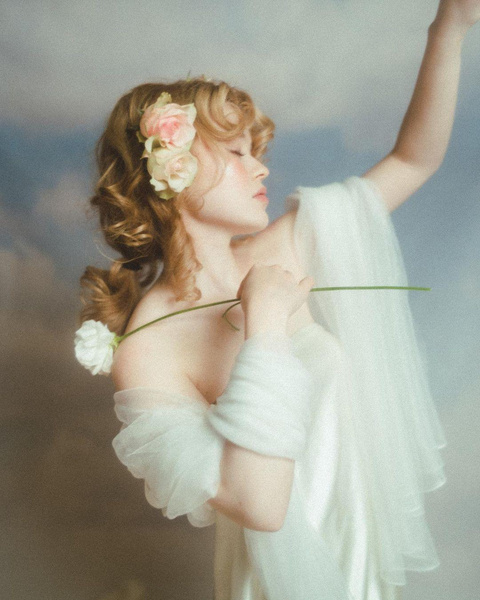 Стразы и молочные тени: 8 самых красивых образов в эстетике angelcore на весну 2024