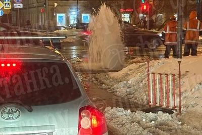 На Васильевском острове из-под асфальта забил фонтан