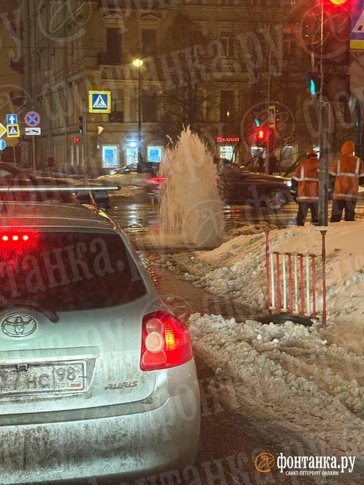 Фонтан забил из-под земли на Васильевском острове | Источник: читатель «Фонтанки»