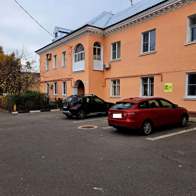 Фасад очень подходит городскому осеннему пейзажу | Источник: «Комсомольский район рулит» / vk.com