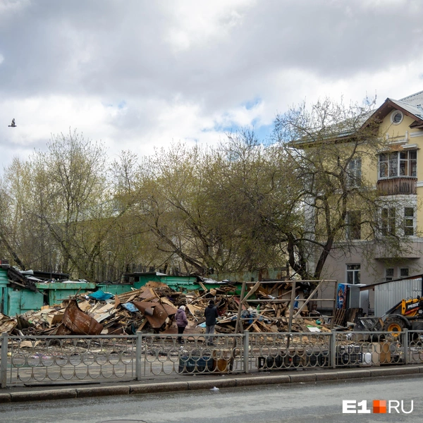 Рынок на ВИЗе тоже снесли | Источник: Владислав Лоншаков / E1.RU