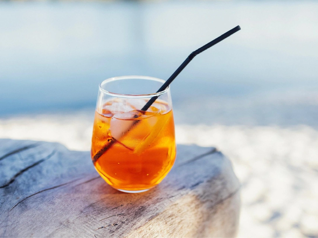 Апероль-шприц: рецепт коктейля, который вы легко сделаете дома | marieclaire.ru