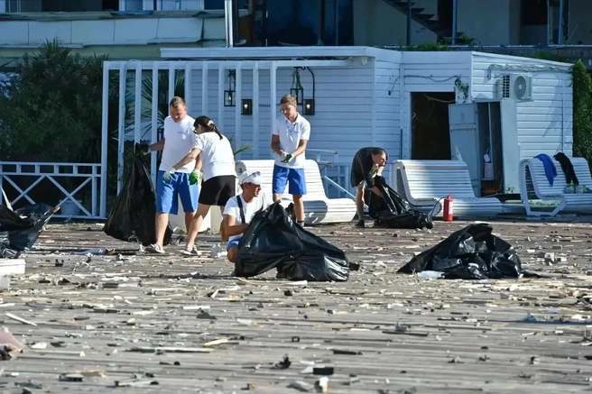 На пляжах устраняют последствия атаки БЭК | Источник: sochi.ru