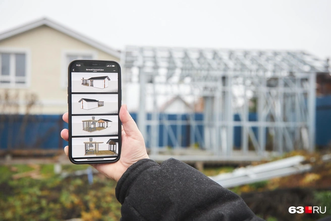 О хозпостройке напоминают только эскизы в телефоне заказчицы | Источник: Роман Данилкин / 63.RU 