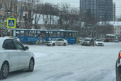 Трамвай сошел с рельсов в Екатеринбурге
