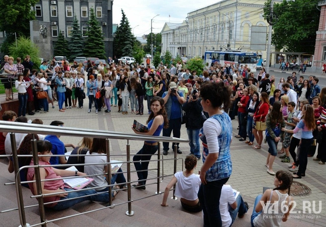 толпа перед входом