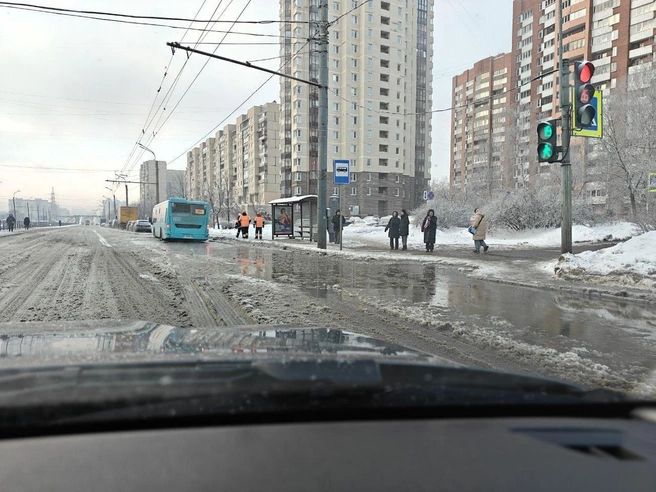 Индустриальный проспект в Петербурге затопило водой | Источник: Мегаполис | ДТП и ЧП | Санкт-Петербург | Питер