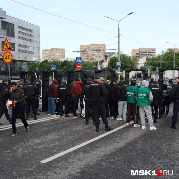 Желающие попасть на территорию мечети в Москве должны пройти через рамки | Источник: Артем Устюжанин / MSK1.RU