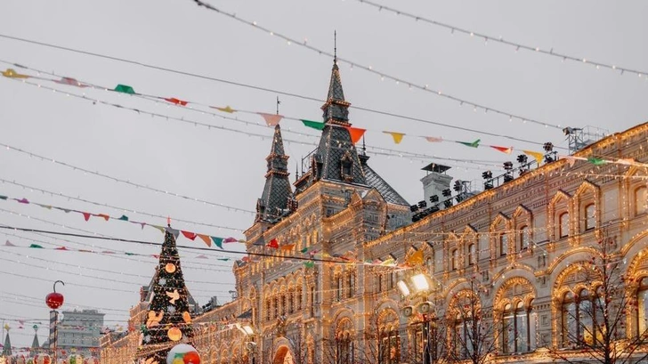 Осень отменяется? Зачем города уже сейчас украшают к Новому году и почему это может быть вредно для психики | Источник: eafaru/Shutterstock/Fotodom.ru