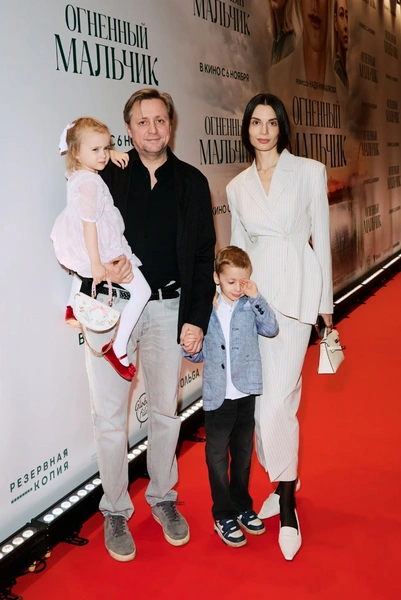 Артем Михалков с женой Дарьей Баженовой и детьми | Источник: Соцсети
