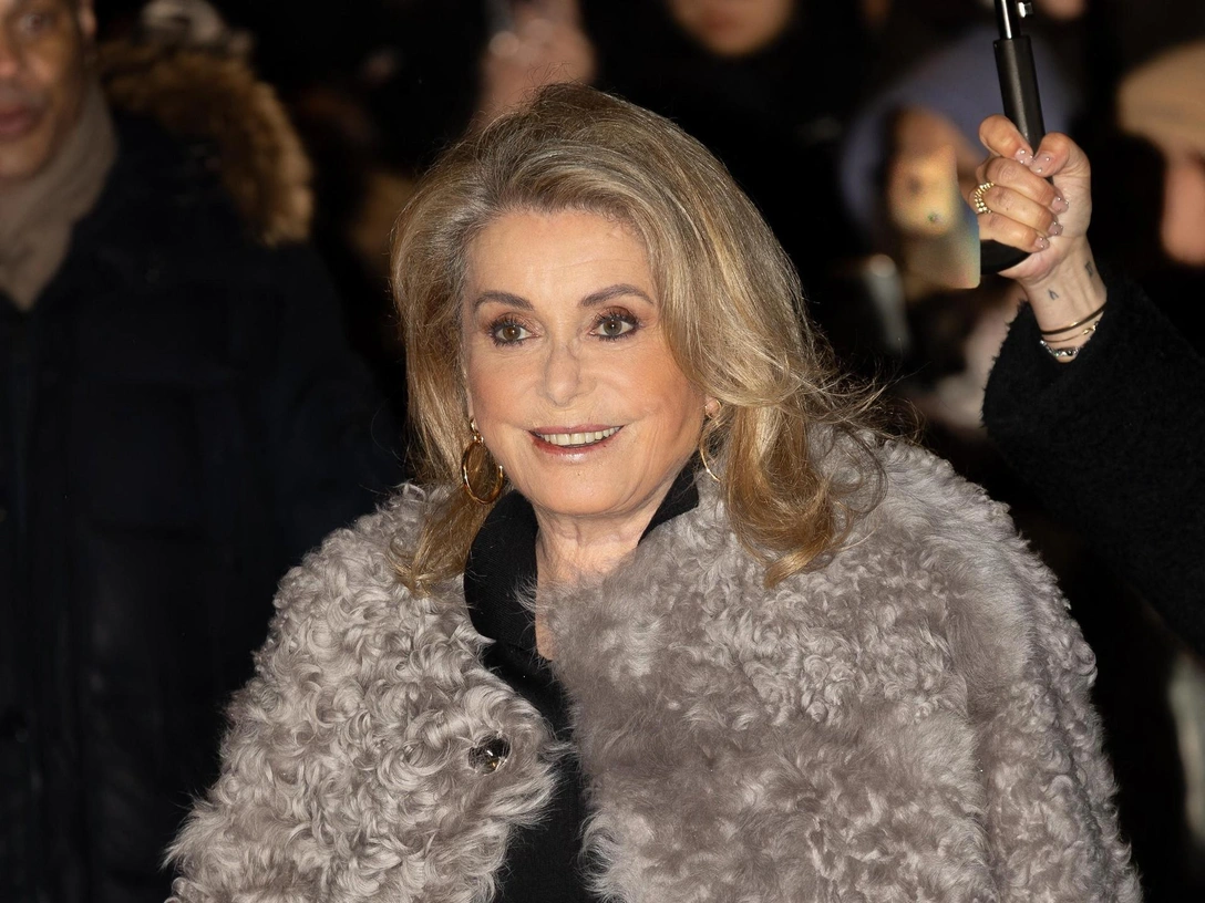 Достоинство красоты: Катрин Денев в кампейне-ностальгии Louis Vuitton | marieclaire.ru