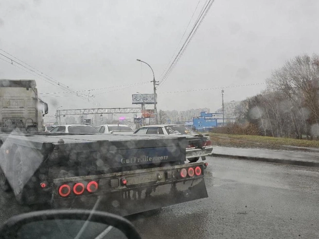 Пользователи отмечают, что грузовой автомобиль перегородил дорогу | Источник: Виталий / 2GIS